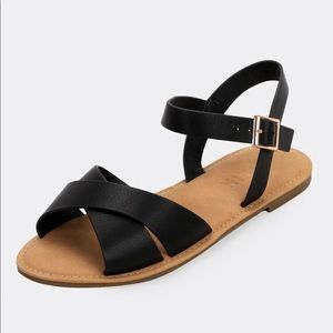 Black sandals : never worn